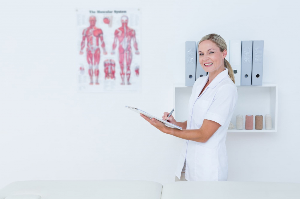 Врач массажист