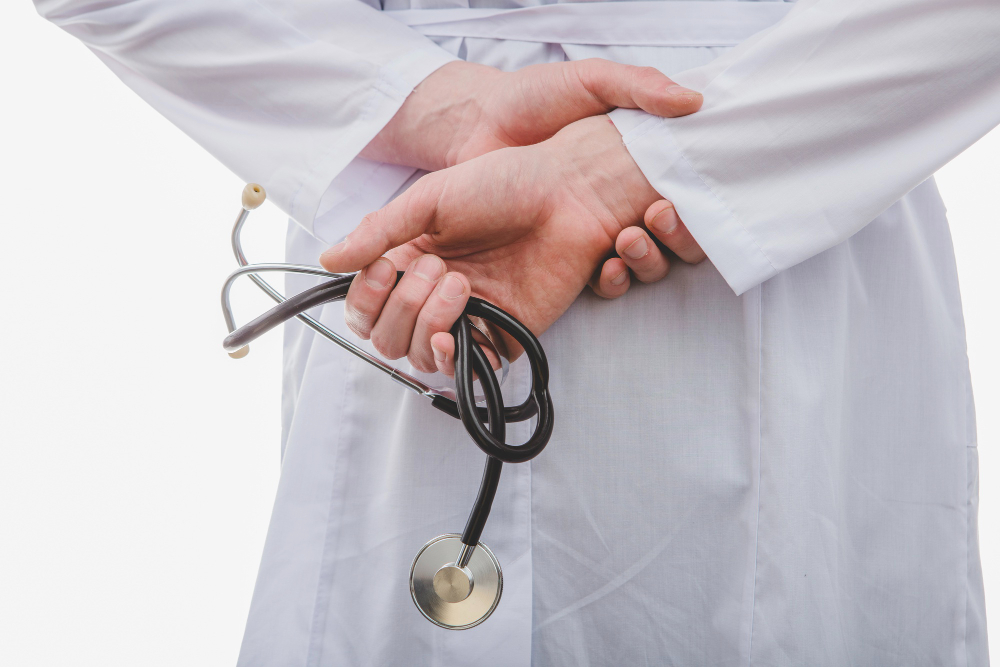 Стетоскоп в руках у врача