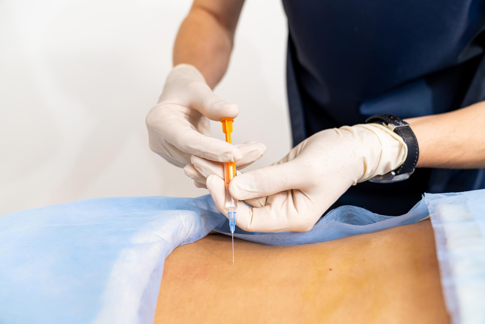 Врач ставит блокаду