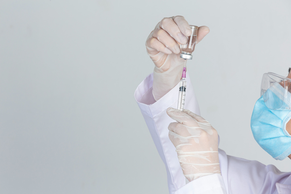 вакцина в руках у доктора