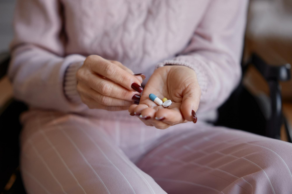 Женщина принимает лекарства